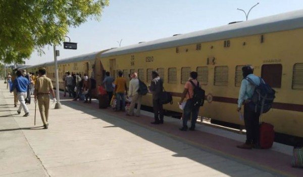 रेलवे ने 1,074 श्रमिक ट्रेन चलाईं, 14 लाख प्रवासियों को मंजिल तक पहुंचाया