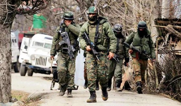 कश्मीर में सुरक्षा बलों पर आतंकवादी हमला, BSF के दो जवान शहीद