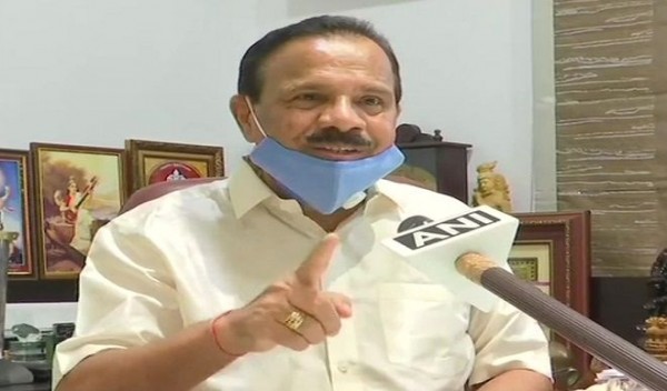बेंगलुरु पहुंचने पर पृथक-वास में नहीं जाने को लेकर विवाद में घिरे केंद्रीय मंत्री सदानंद गौड़ा