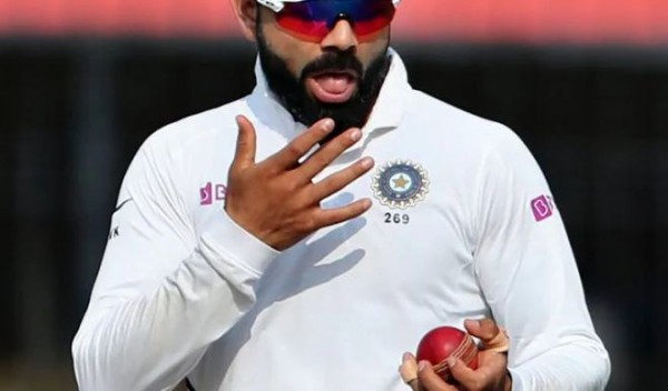 कल होगी ICC की अहम बैठक, बॉल पर लार के इस्तेमाल पर लगाया जा सकता है अस्थाई प्रतिबंध