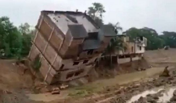 पश्चिम बंगाल में ताश के पत्तों की तरह ढह गई चार मंजिला इमारत, कोई हताहत नहीं