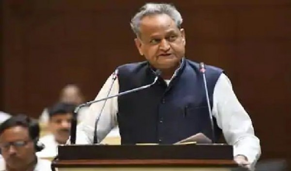 रेलवे के निजीकरण का फैसला देश की आम जनता के खिलाफ: अशोक गहलोत