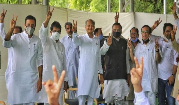 कांग्रेस विधायक दल ने गहलोत के समर्थन का प्रस्ताव किया पारित, होटल पहुंचे कांग्रेस विधायक