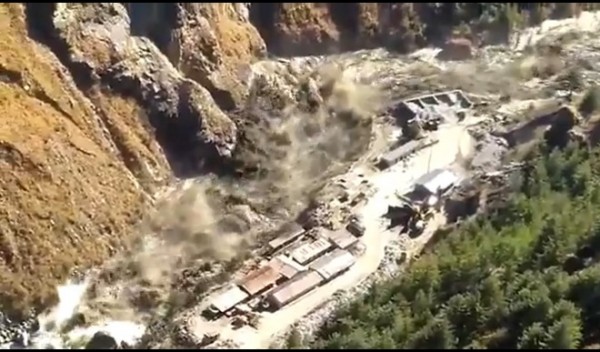 उत्तराखंड में ग्लेशियर फटने से भीषण तबाही, 10 शव बरामद 150 श्रमिकों की मौत की आशंका