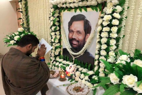 LJP में वर्चस्व की लड़ाई का क्या होगा अंजाम, क्या चिराग पासवान को मिलेगी विरासत?