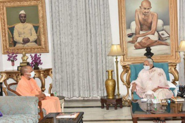 यूपीः मंत्रिमंडल में फेरबदल की चर्चाओं के बीच सीएम योगी ने की राज्यपाल से मुलाकात