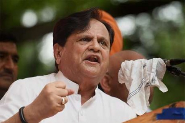 मुश्किल में घिरी कांग्रेस, टैक्स नहीं चुकाने के मामले में अहमद पटेल को आयकर विभाग का समन