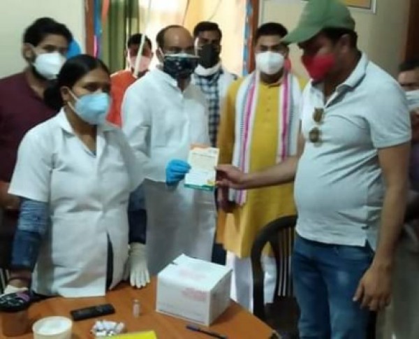 सांसद शाहजहांपुर अरुण सागर ने किया   कोविड वैक्सीनेशन केन्द्र का निरीक्षण 