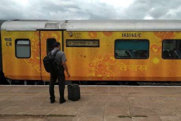 अब तेजस ट्रेन में ज्यादा सामान लेकर यात्रा करना पड़ेगा महंगा, देने होंगे एक्स्ट्रा चार्ज