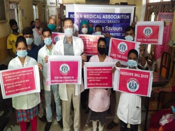 UP: आए दिन हमलों को लेकर डॉक्टरों ने की सांकेतिक हड़ताल, काली पट्टी बांधकर किया प्रदर्शन