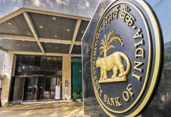 RBI ने तय की निकासी की सीमा, एक और बैंक के डूबने की आशंका