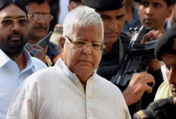 बिहार : लालू यादव ने राजद नेताओं को हरा गमछा और टोपी पहनने का सुनाया फरमान