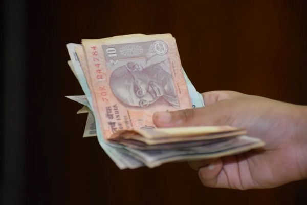 कोरोना संकट में बेरोजगार हुए कामगारों को आधी सैलरी देगी सरकार