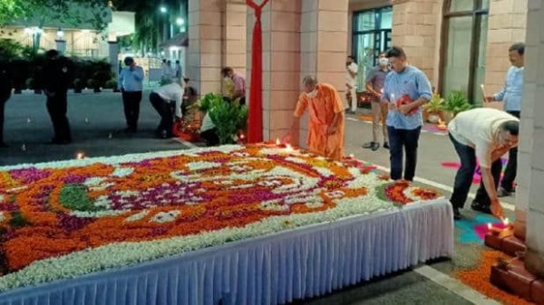 अयोध्या में भूमि पूजन के बाद सीएम योगी ने लखनऊ में मनाई दिवाली