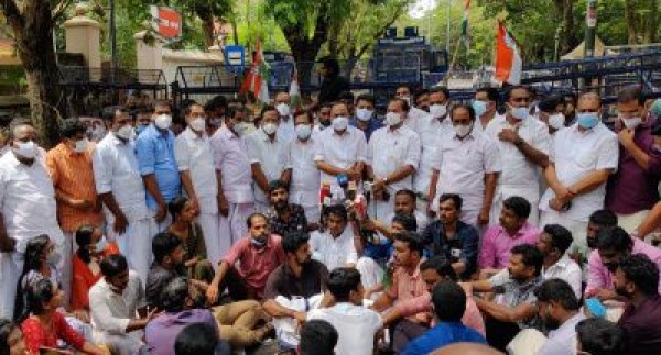 प्रियंका की गिरफ्तारी के खिलाफ कांग्रेस विधायकों ने केरल के राज्यपाल के आवास पर किया प्रदर्शन