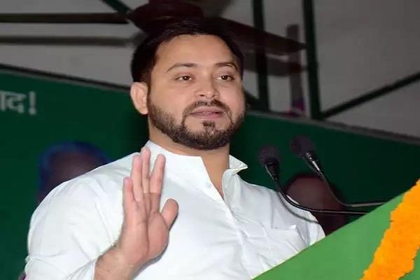 बिहार चुनावः जनसभा के दौरान RJD नेता तेजस्वी यादव पर फेंकी गई चप्पल