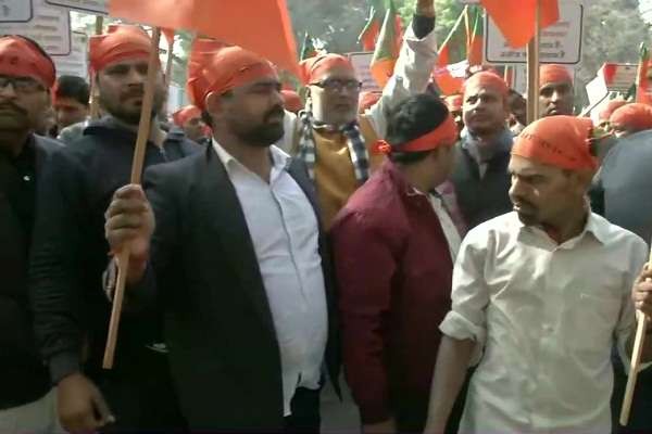 भाजपा से नाराज कार्यकर्ताओं ने लगाए नारे- मोदी तुझसे बैर नहीं, मनोज तिवारी की खैर नहीं