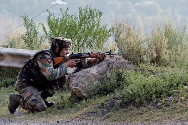 चरारे शरीफ में मुठभेड़ जारी, नौगाम में हमला कर भागे आतंकी
