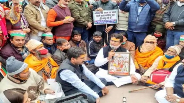 दिल्ली: मंदिर हटाए जाने का कांग्रेस कार्यकर्ताओं ने किया विरोध