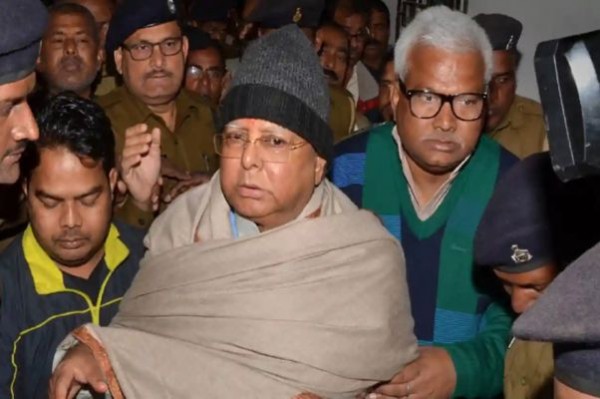 इलाज के लिए एयर एंबुलेंस से दिल्ली पहुंचे आरजेडी प्रमुख लालू यादव