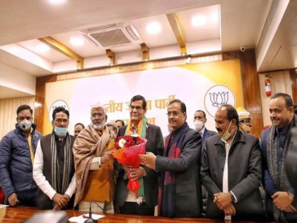 यूपी बीजेपी में हुई पूर्व नौकरशाह की एंट्री, पीएम मोदी के हैं बेहद करीब