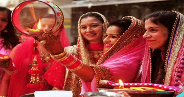 करवाचौथ पर महिलाएं मांगेगी पति की दीर्घायु का वर,बाजारों में जमकर खरीदारी