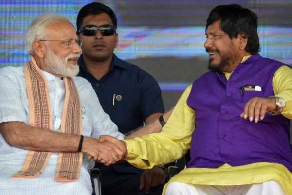 मोदी जी ने लिया है अपने ऊपर सभी मजदूरों का भार: अठावले