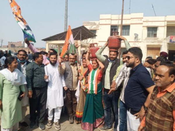 बढ़ती महंगाई को लेकर यूथ कांग्रेस ने दिया धरना