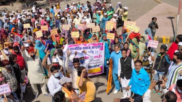 हाथरस की घटना की जांच की मांग को लेकर सफाई कर्मचारियों ने रखी हड़ताल