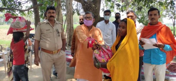 लाॅकडाउन में गरीबों दिव्यांगो को राहत दे रही संकठा की टीम