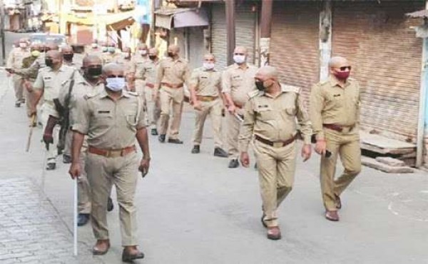 एक ही थाने के 75 पुलिसवाले हो गए टकले, कहा- अब नहीं चिपकेगा कोरोना !