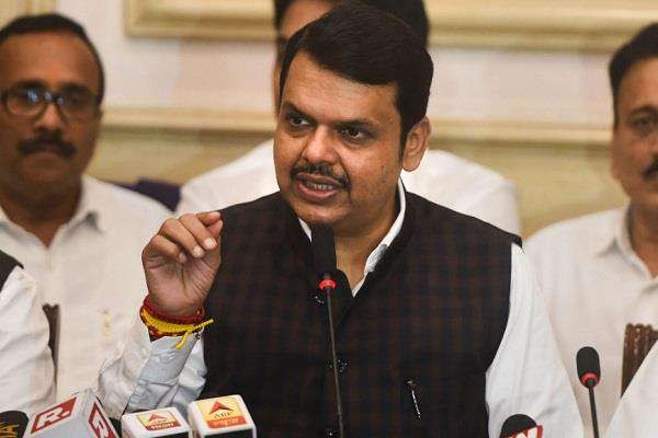 महाराष्ट्र सरकार का रिमोट कंट्रोल राकांपा के हाथ में और बैटरी कांग्रेस के पास : फडणवीस