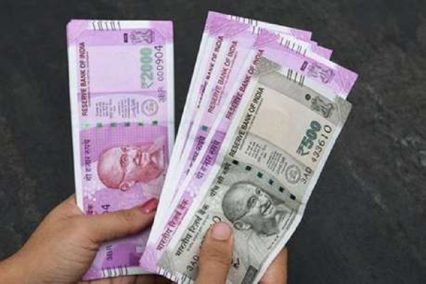 नौकरी करने वालों को लग सकता है झटका! PF पर घट सकता है इतना ब्याज