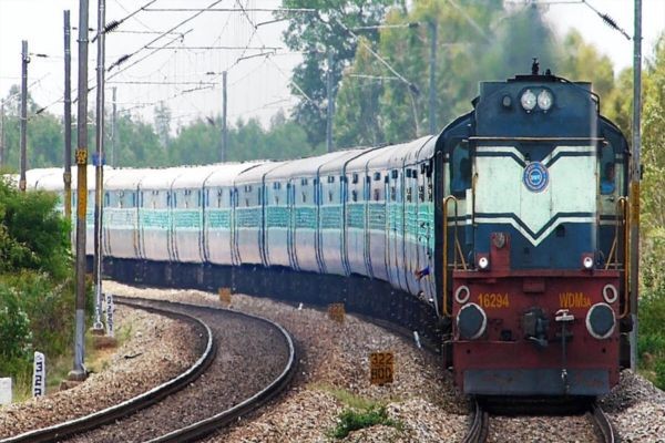 मध्य रेलवे गुरुवार से शुरू करेगा 10 एसी लोकल सेवा