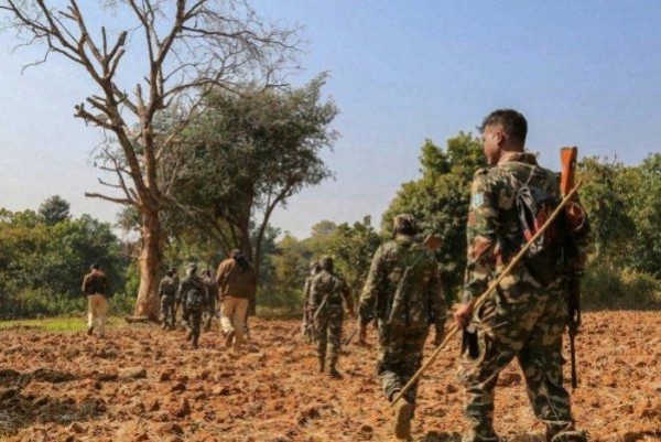 छत्तीसगढ़ में मुठभेड़ में 8 लाख रुपए के इनामी नक्सली समेत 2 माओवादी ढेर