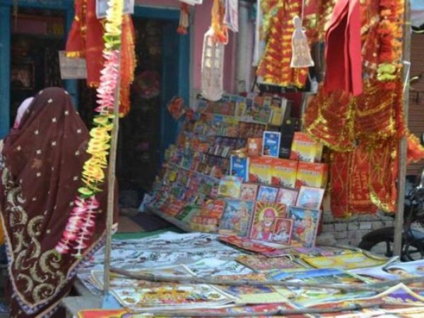नवरात्रि की तैयारियां शुरू, मां के श्रंगार और सजावट के सामानों से बाजार सजे
