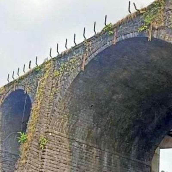 लॉकडाउन के बीच महाराष्ट्र में तोड़ा जा रहा है ये ऐतिहासिक पुल