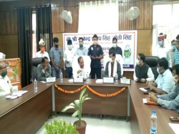 रायबरेली: यूपी के मंत्री ने कांग्रेस को बताया भ्रष्टाचार की किताब