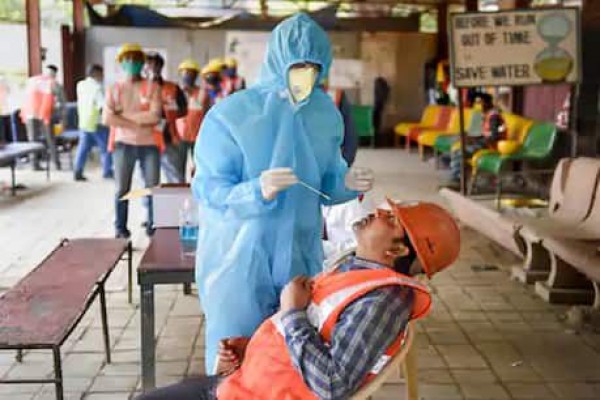 कोरोना: महाराष्ट्र में 24 घंटे में रिकॉर्ड 31,855 नए केस, दिल्ली में भी बढ़ा खतरा