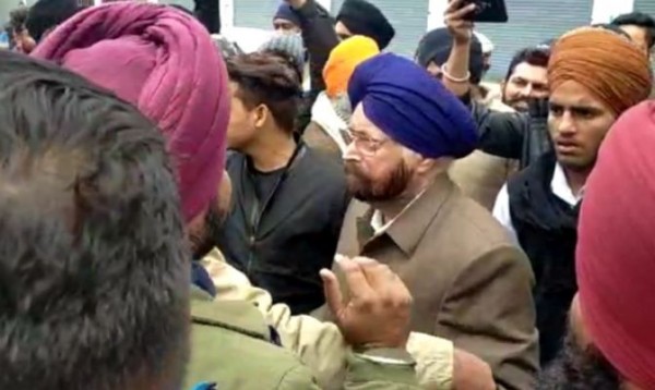 भाजपा विधायक के सामने किसानों ने लगाए मुर्दाबाद के नारे, कर दी इस्तीफ़े की मांग