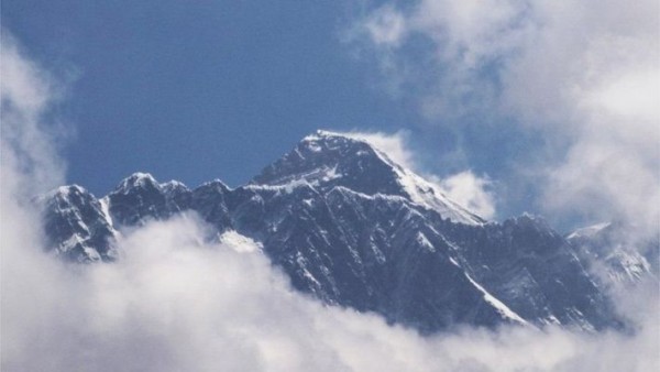 एवरेस्ट की उंचाई लगभग एक मीटर तक बढ़ी