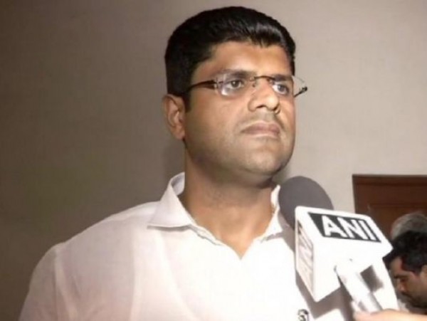 खट्टर सरकार को गिराने के लिए कांग्रेस ने लगाया दम, लेकिन चाबी दुष्यंत चौटाला के पास