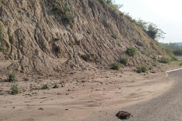 भूस्खलन से बिगड़ी पुरमंडल-जम्मू सडक़ की हालत