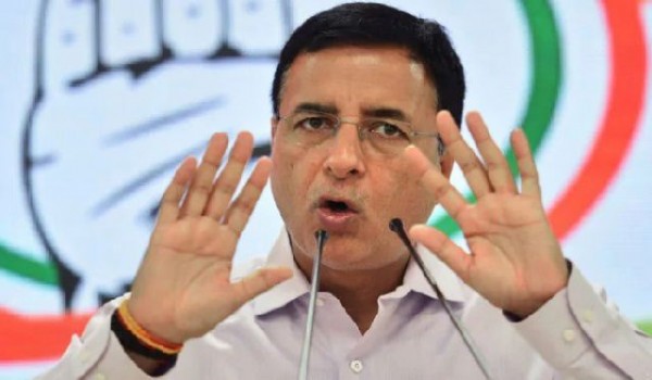 राजभवन के बाहर रणदीप सुरजेवाला का बयान, कहा-BJP प्रजातंत्र का कर रही है चीरहरण