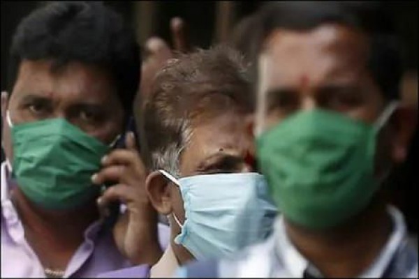 कोरोना: आखिर सरकार घर में भी मास्क पहनने को क्यों कह रही है, समझिए