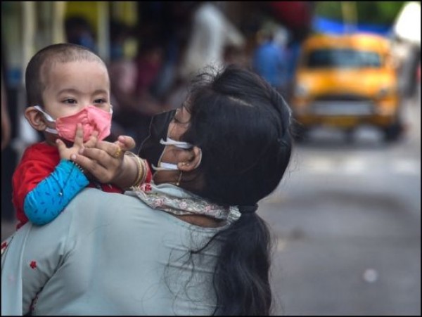 कोरोना की मार से अब बच्चों को बचाना बन गई बड़ी चुनौती