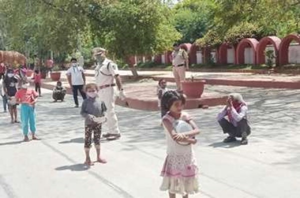 कोविड-19 : आरपीएफ दे रहा श्रमिकों को कोरोना से लड़ने का प्रशिक्षण
