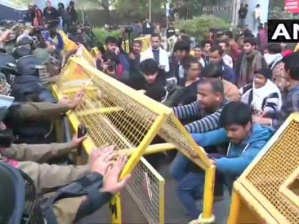 NRC, CAA के खिलाफ संसद मार्च, पुलिस से भिड़े जामिया के छात्र, लहराईं चूड़ियां
