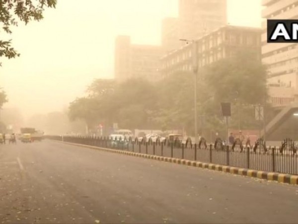 दिल्ली में कई जगहों पर दिन में छाया अंधेरा, आंधी-तूफान के साथ झमाझम बारिश