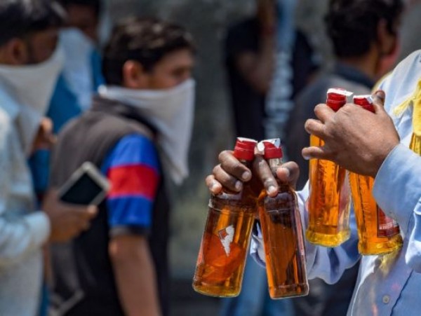 यूपी: कंटेनमेंट और हॉटस्पॉट जोन के बाहर शराब की दुकानें सुबह 10 से रात 9 बजे तक खुलेंगी
